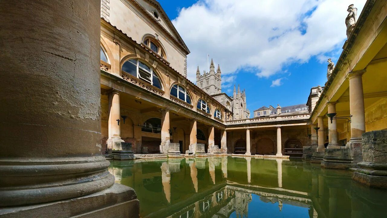 Bath the historic city in somerset. Бат Англия римские термы. Римские термы в городе бат. Римские бани бат Англия. Римские бани в бате Великобритания.