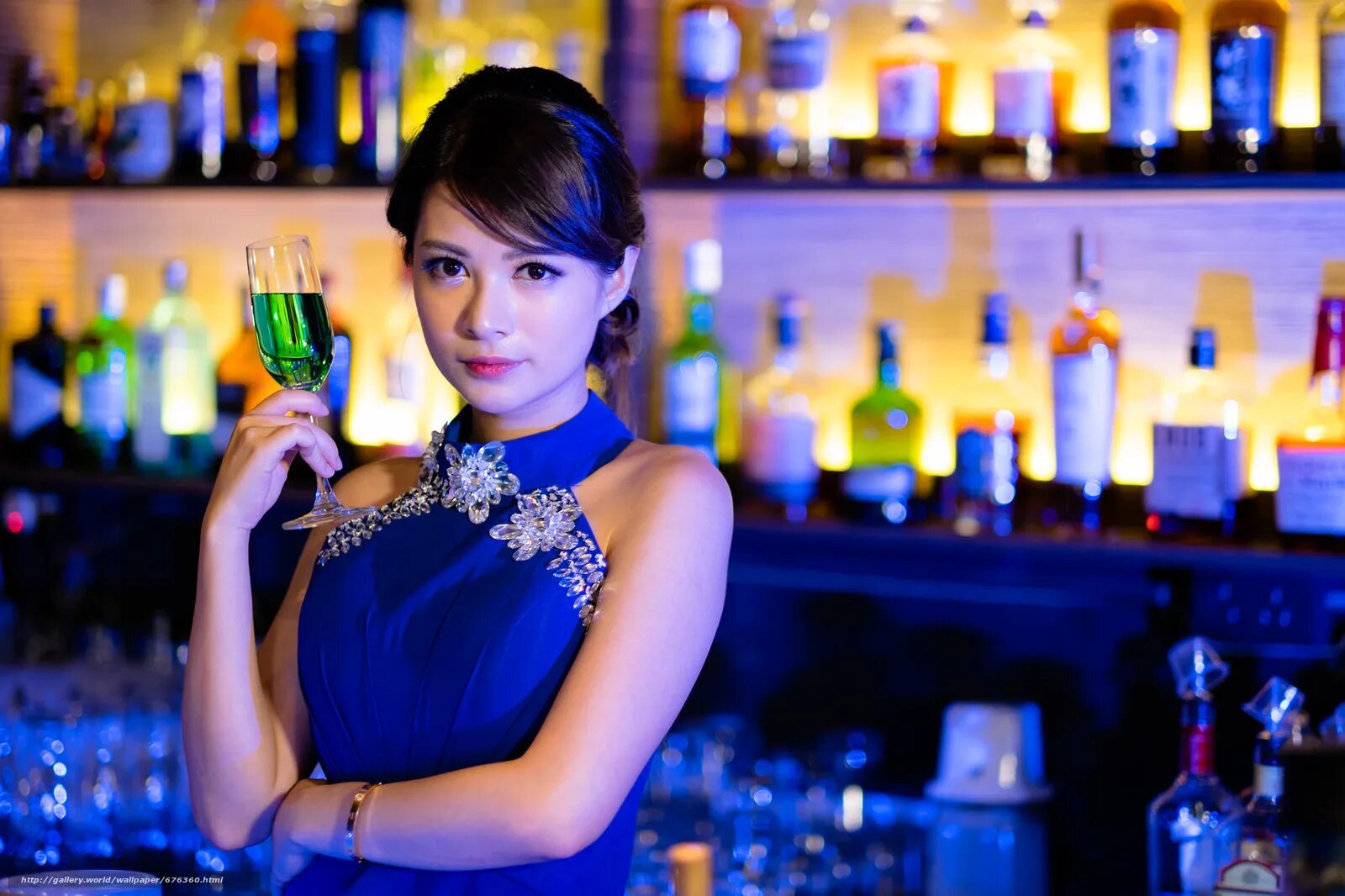 Подруги в баре. Баба люба рок клуб. Баба люба ростов-на-дону улица шаумяна 71. Паб баба люба ростов. Девушка барменша.