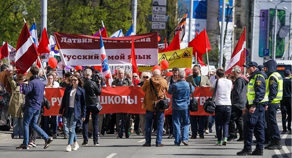 Проблемы латвии. Митинги в латвии. русские в прибалтике. протесты русских в латвии. русские протесты в прибалтике.