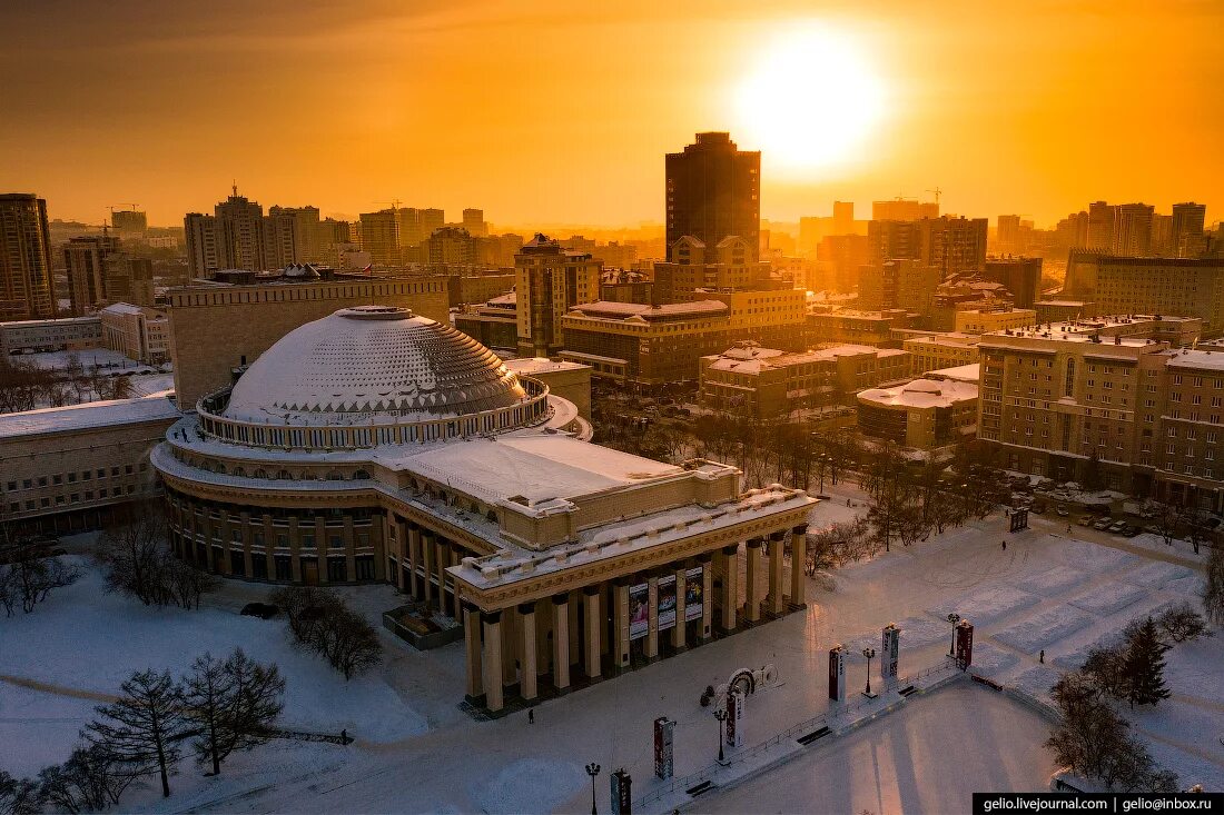 Зимой купить в новосибирске. Зимний оперный театр Новосибирск. Театр оперы и балета Новосибирск зимой. Оперный театр Новосибирск gelio. Новосибирск театр НОВАТ зимой.