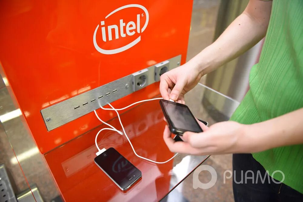 Терминал datecs bluepad 50. Зарядная станция 120вт. Терминал для передачи данных. Стойки для зарядки гаджетов в метро. Зарядная станция для гаджетов.