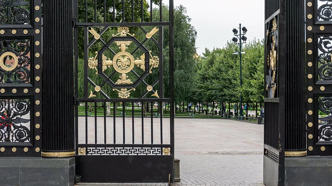 Александровский сад москва ворота. Александровский сад чугунные ворота. Ворота александровского сада. Ворота александровского сада. Ворота александровского сада в москве.