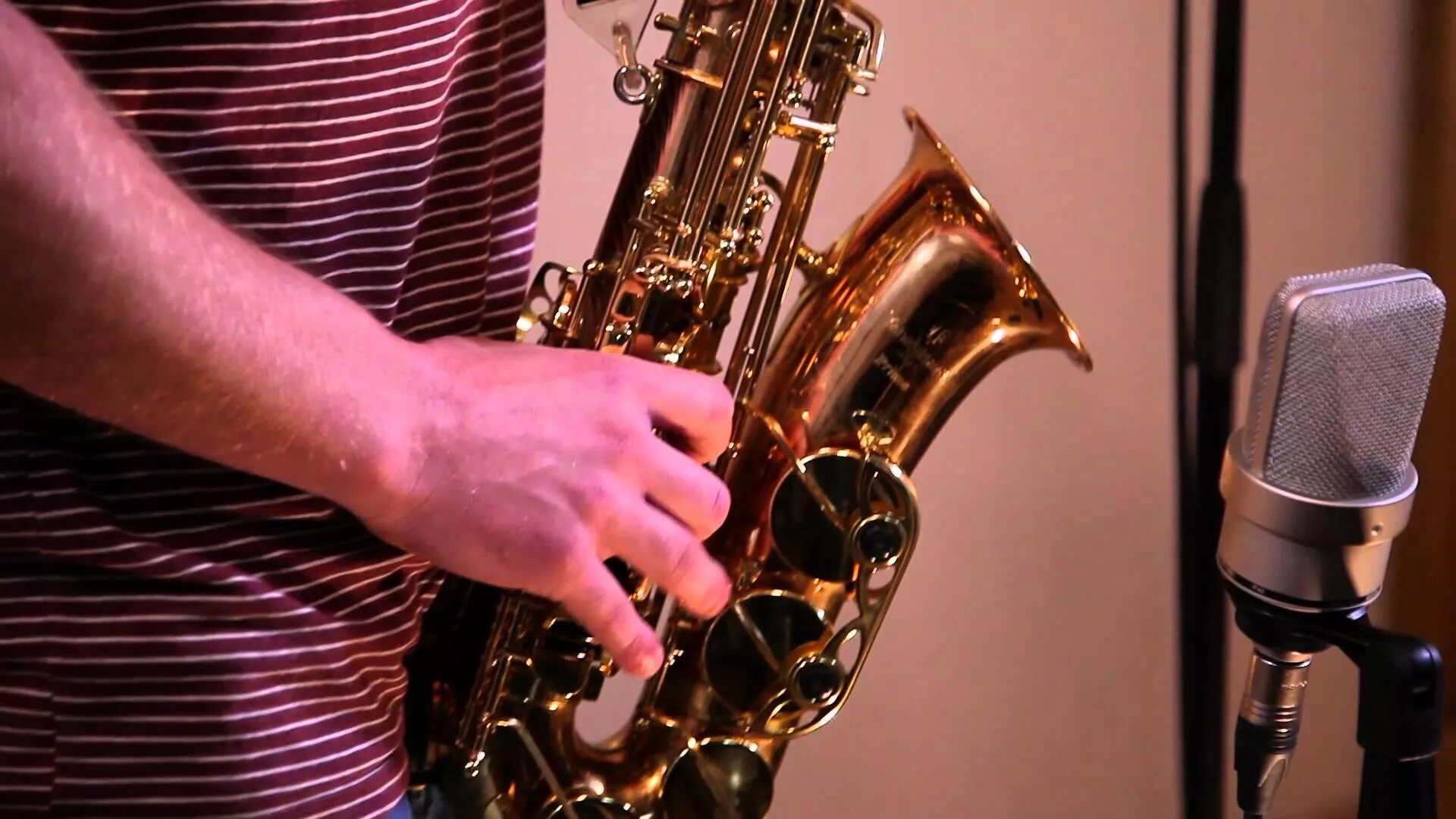 Playing saxophone. Саксофон. Известная композиция на саксофоне. Хрустальный саксофон. Игра на саксофоне.