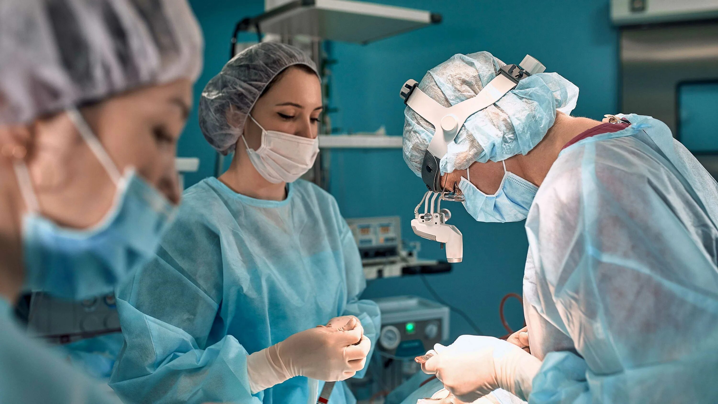 Женщина хирург в операционной. Пластическая операция Операционная. Хирург женщина на операции.