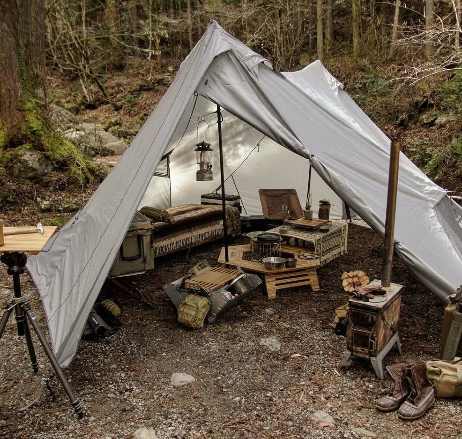 Russian camping. Бушкрафт Бивак. Бушкрафт кемпинг. Бушкрафт шалаш лагерь. Бушкрафт укрытие.