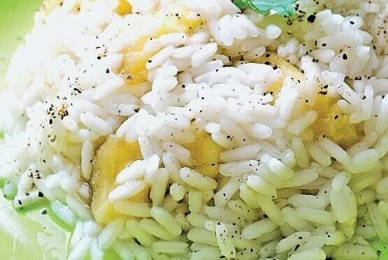 испанское блюдо с рисом яйцом томатным соусом и жареным бананом. рисовая каша с бананом. рисовый банан. жареные бананы с рисом. рисовая каша с карамелизированной грушей.
