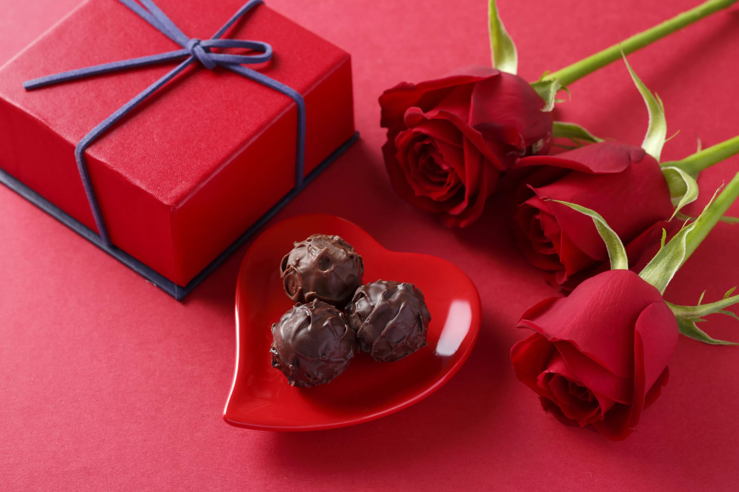 Цветы и шоколадка. Цветы в подарок. Красивые подарки. Цветы с конфетами. Шоколадные конфеты и цветы.