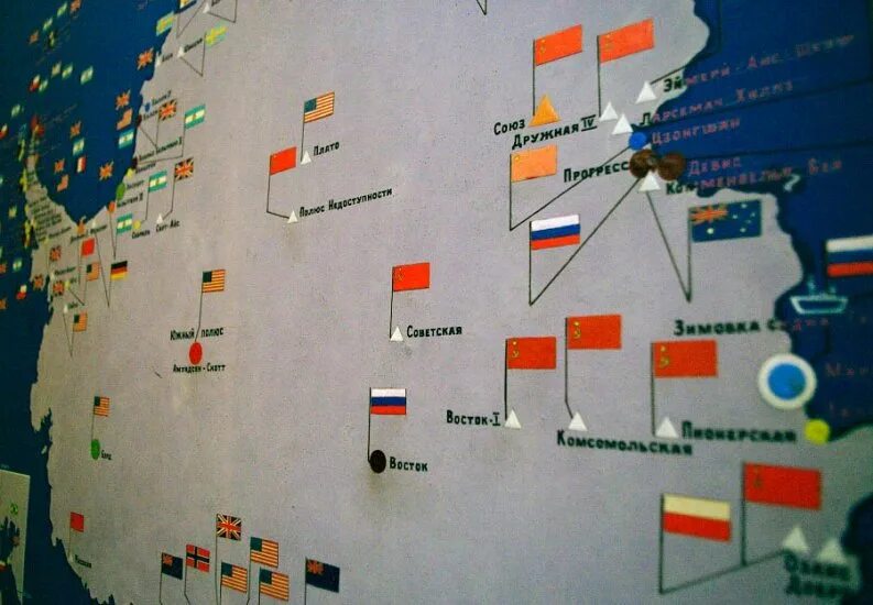 Название антарктических станций. Карта научные Полярные станции Антарктиды. Полярные станции в Антарктиде на карте. Научные станции в Антарктиде на карте. Исследовательские базы в Антарктиде на карте.