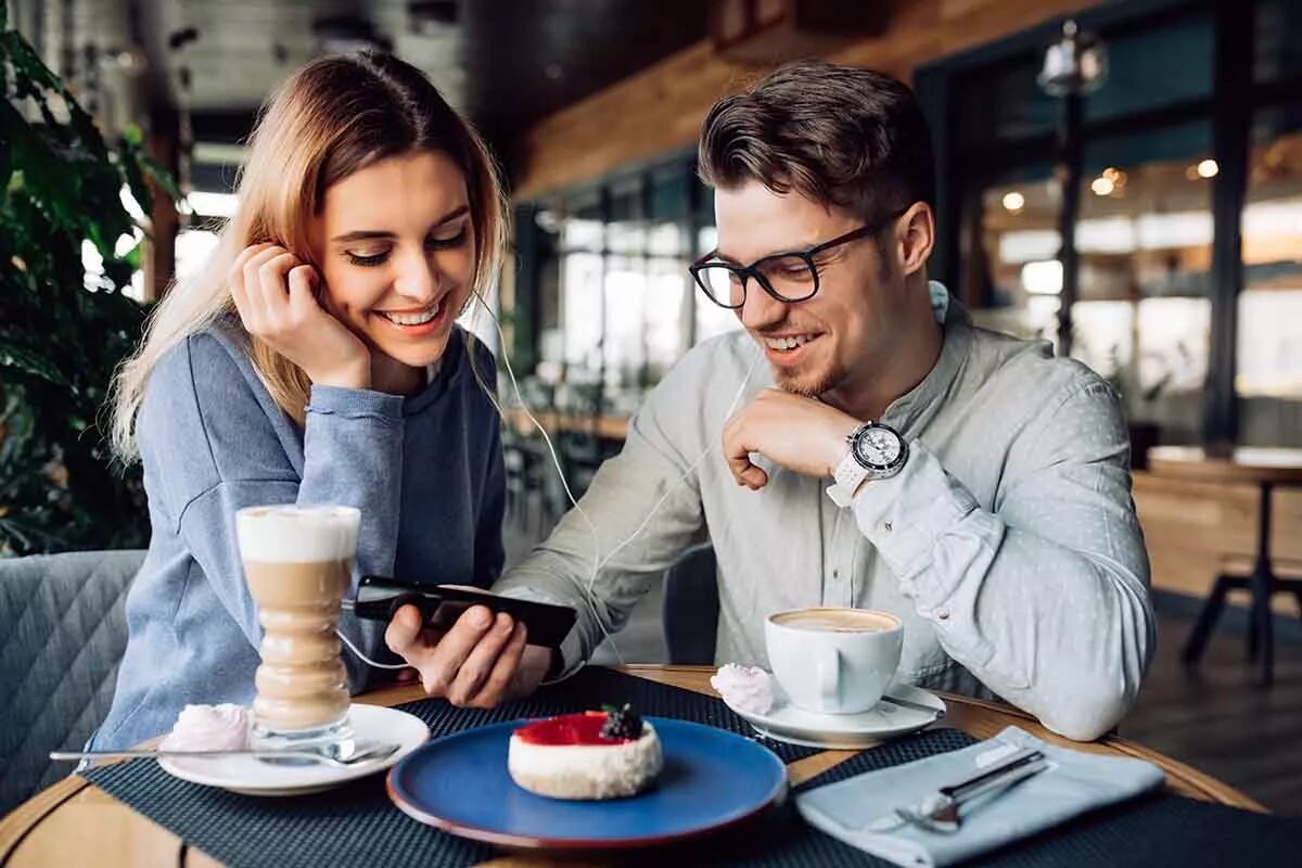 Как думаешь провести время. Парень и девушка в кофейне. Люди в кофейне. Парень в кофейне. Пара в кафе за столиком.