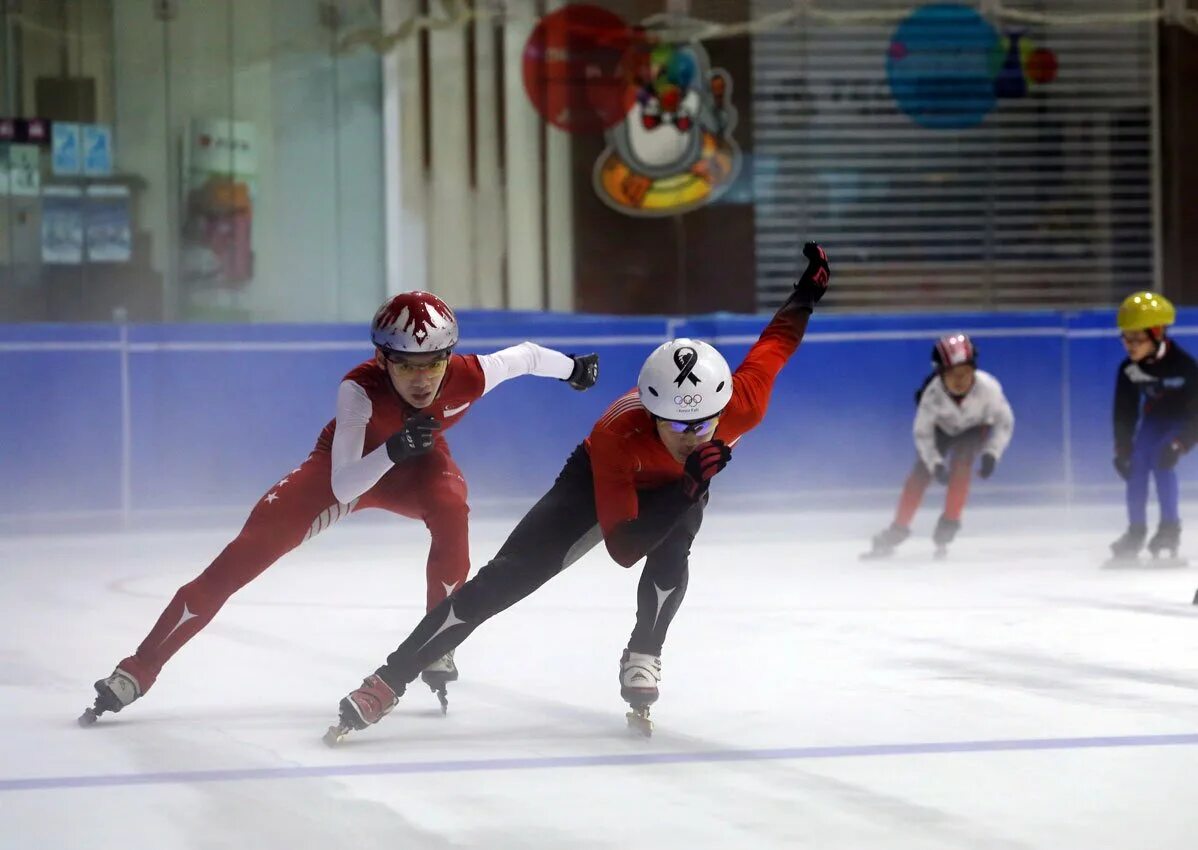 Ice skating sport. Виды спорта на коньках. Зимние виды спорта коньки. Конькобежный спорт Мурманск. Speed Skating Ice.