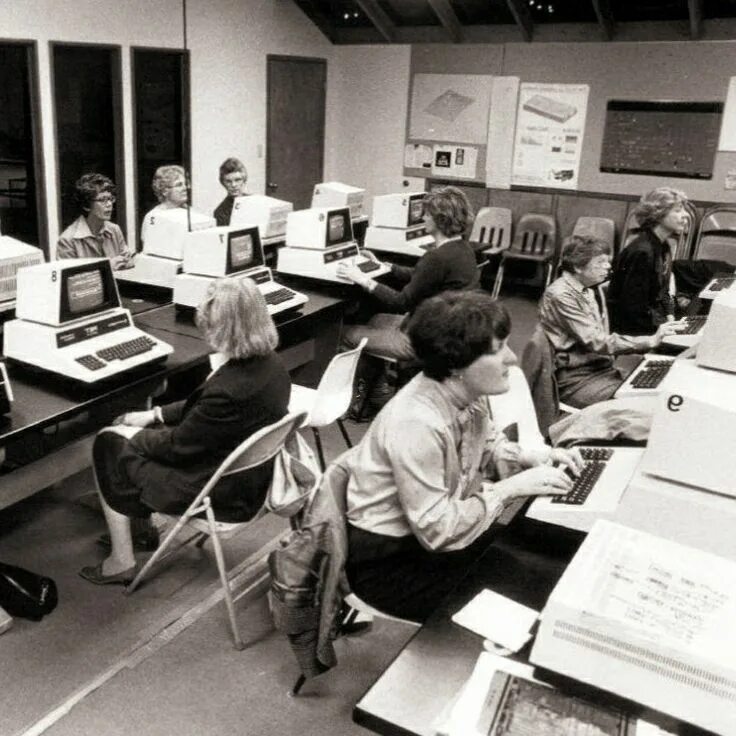 Первая цифровая компания. Компьютер 1970. Компьютеры 70-х годов. Компьютер 1980 года. Компьютеры в США В 1980 гг.