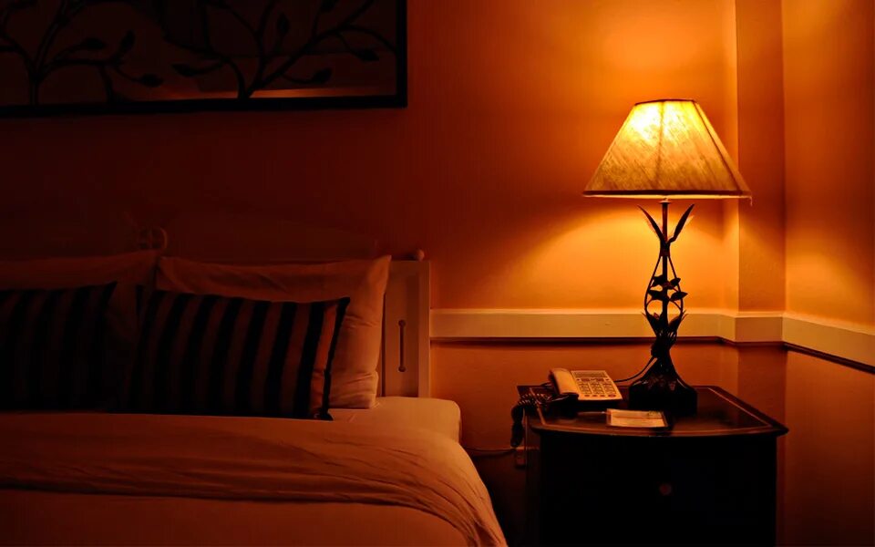 Bedroom lamps. Лампа в комнате. Торшер в комнате. Местное освещение. Приглушенный свет в спальне.