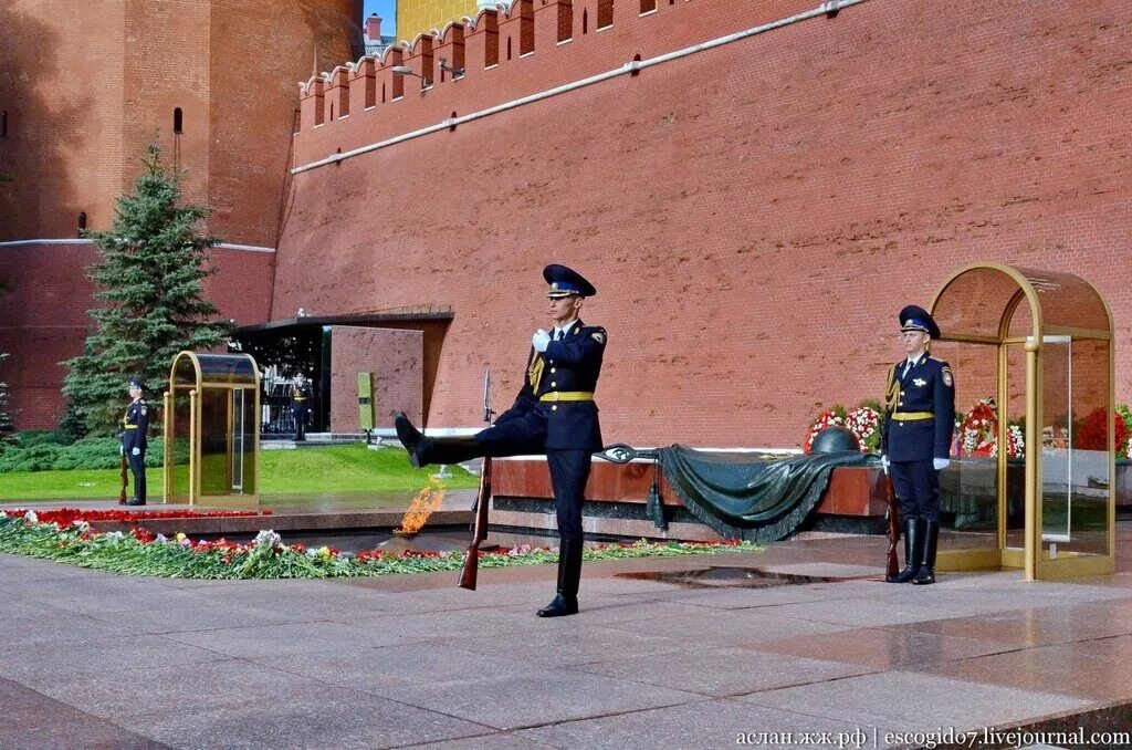 Смена караула график. Караул в москве на красной площади. смена караула москва. смена караула на красной площади. солдаты в карауле на красной площади.