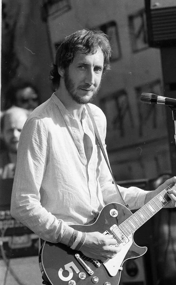 Pete townshend. Пит Таунсенд. Пит Таунсенд британский гитарист. Пит Таунсенд в молодости. Джон Энтвистл.