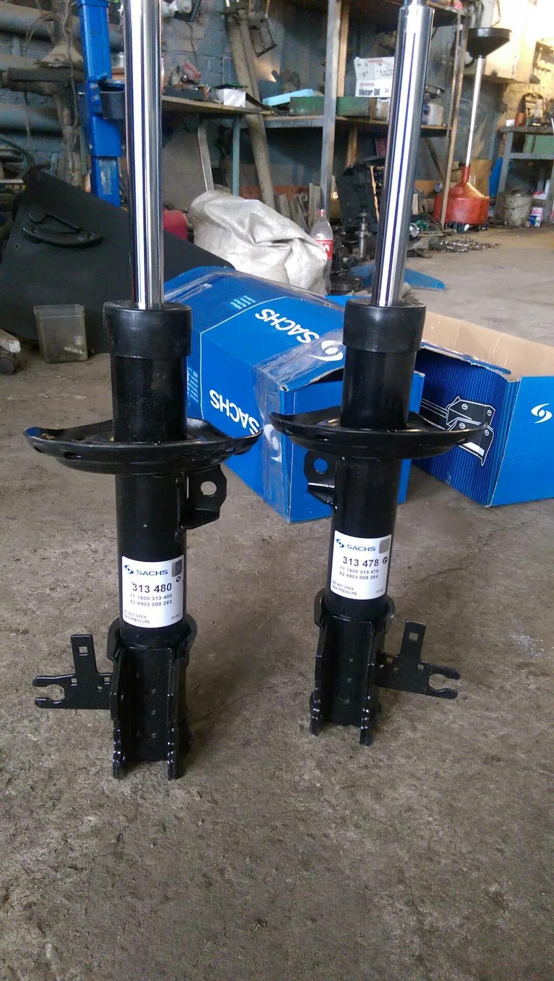 Прокачать новую стойку установкой. Прокачка стоек амортизаторов. Прокачка амортизаторов перед установкой. Прокачать новую стойку установкой. Восстановление стоек амортизаторов.