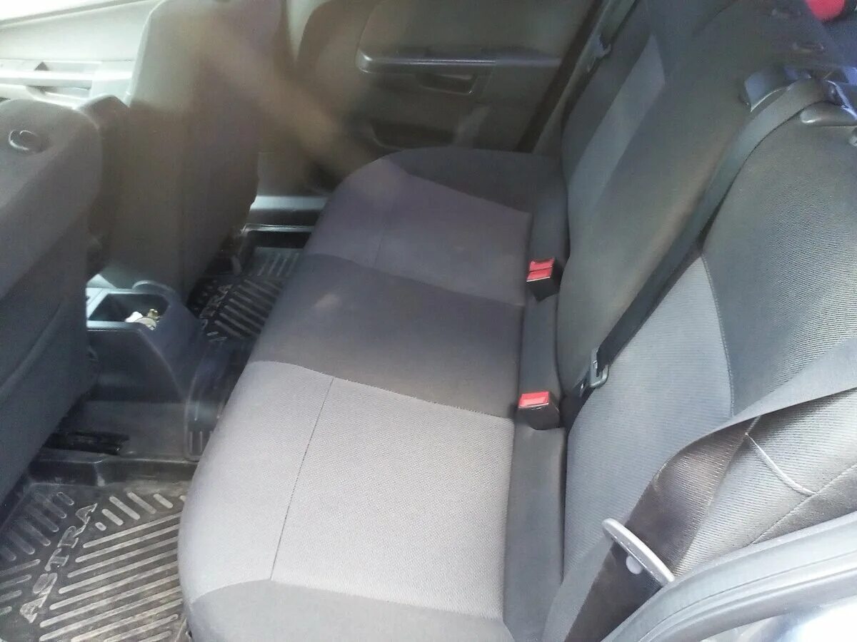 Задние сидения опель. Задние сидения опель. Opel astra h хэтчбек салон. Opel insignia салон сзади. Задние сидения опель.