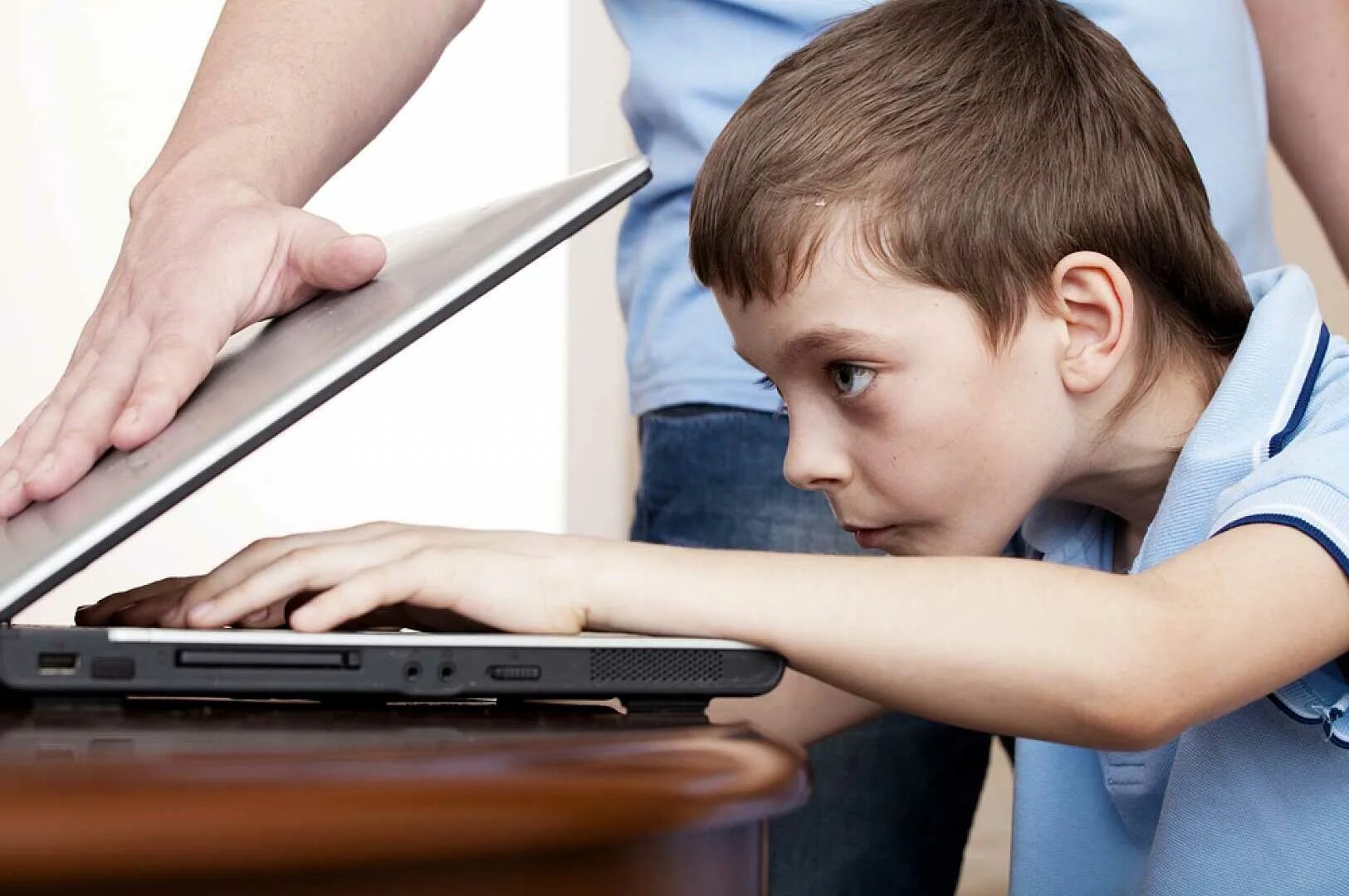 Зависимость среди подростков. Компьютерная зависимость. Компьютер для детей. Компьютерная зависимость у детей. Зависимость от компьютера у детей.
