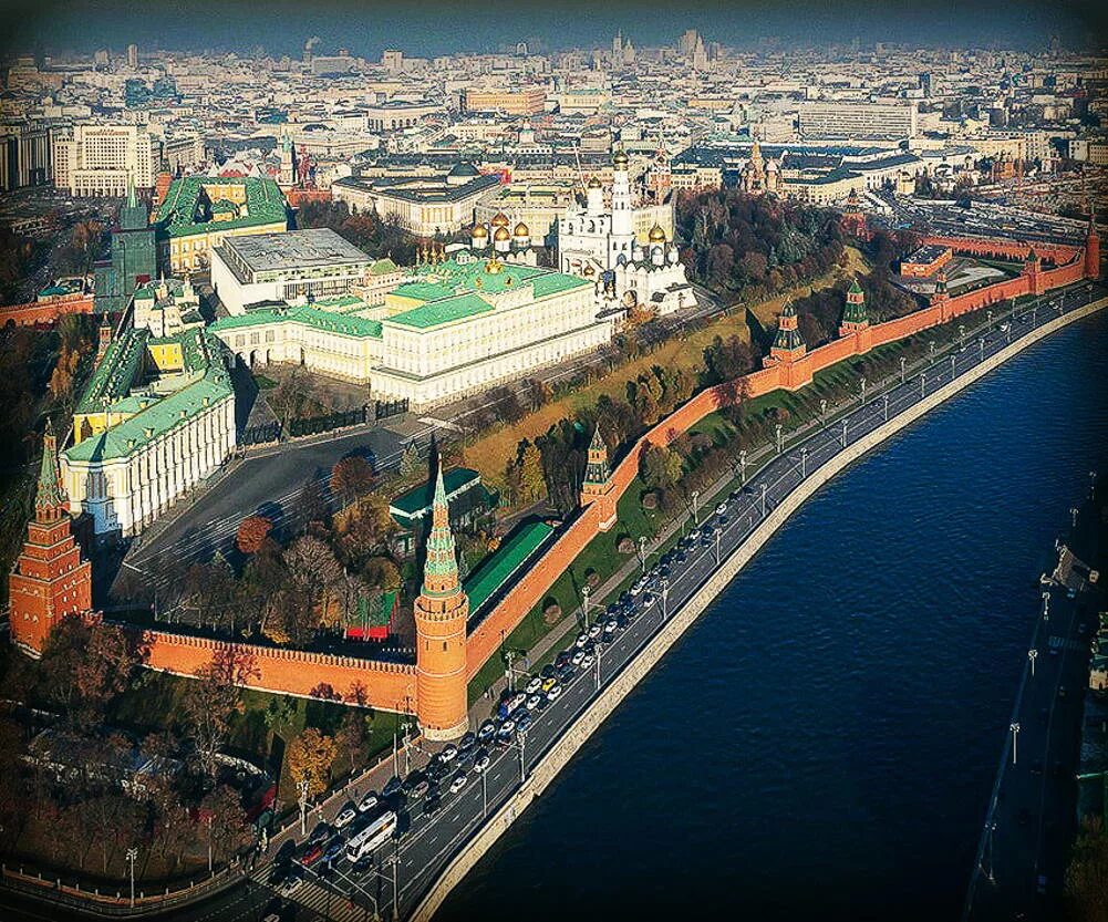 Находится на крупной площади