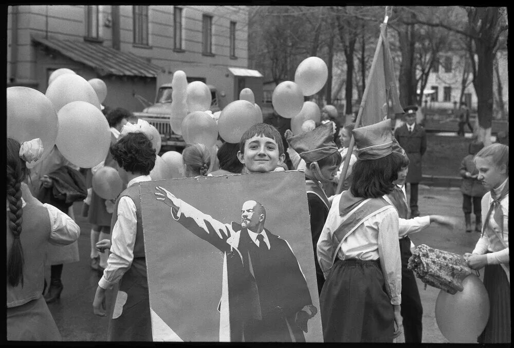 1 мая 80 годы. Первомайская демонстрация в СССР 70е. Демонстрация 1 мая в СССР. Советские дети на демонстрации. 1 Мая 80-е годы.