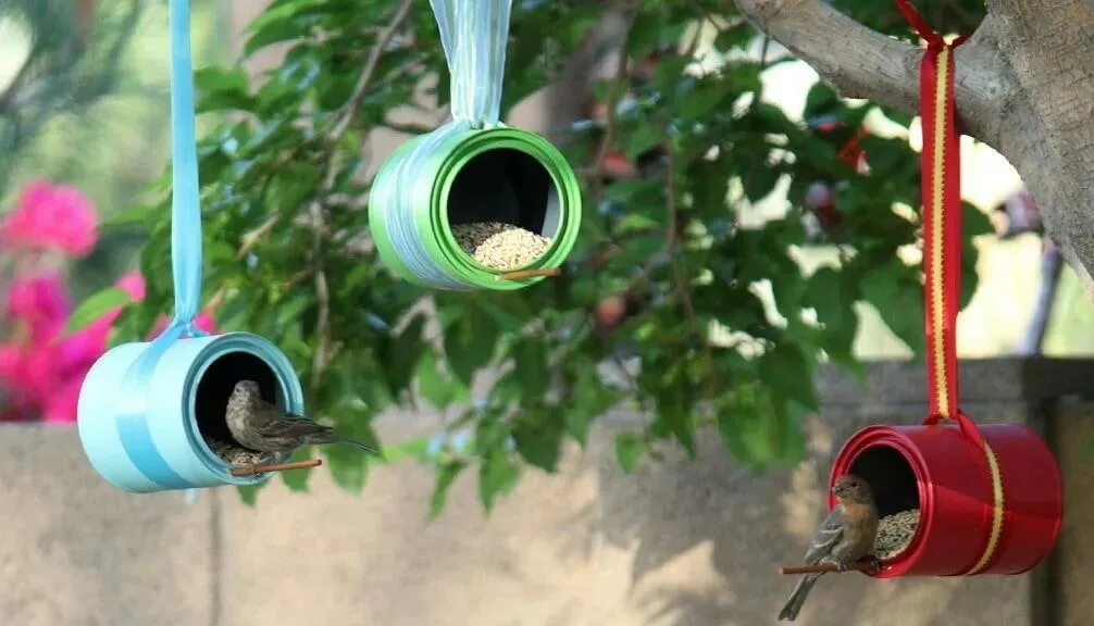 Кормушка для птиц из подручных материалов. Кормушка для птиц. Кормушка для птиц своими руками. Креативная кормушка. Кормушка из бросового материала.