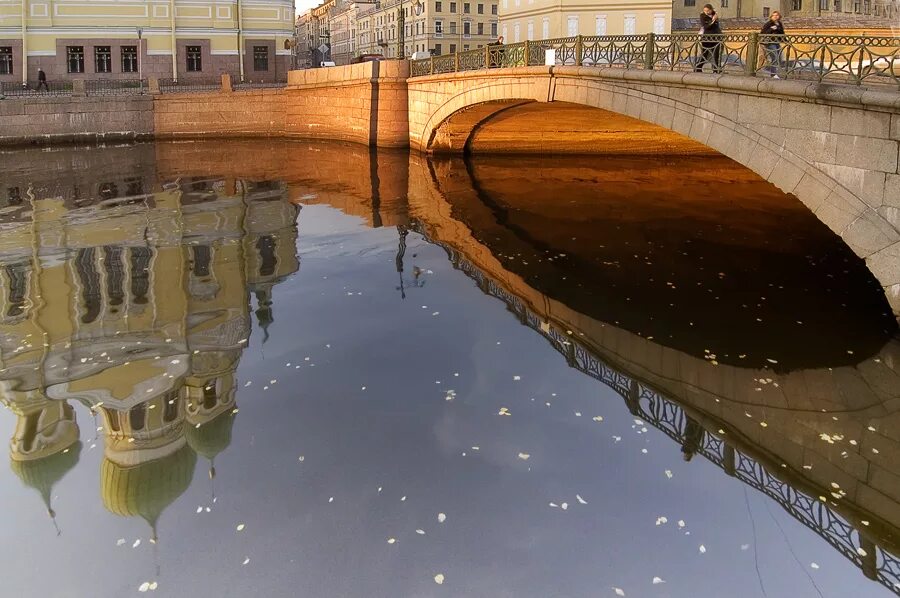 Воздух вода спб. Отражение Санкт-Петербург в Неве. Санкт-Петербург начало весны канал Грибоедова. Отражения СПБ В Неве.