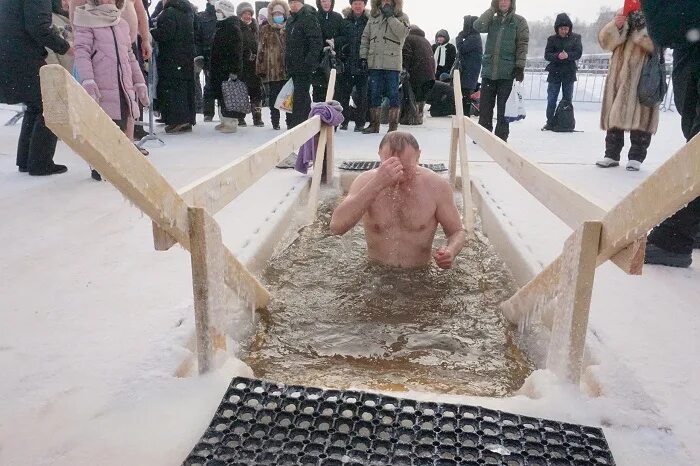 Можно мыться в бане крещение 19 января. Купание в купели на крещение. крещенские купания купель. оборудованная прорубь. оборудованная прорубь для крещения.