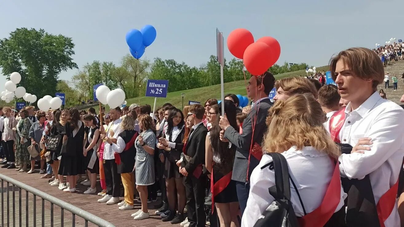 10 лет закончили школу. Последний звонок Магнитогорск. Фотографии с последнего звонка 9 класс. Школьные годы. Последний звонок 8-11 классы.