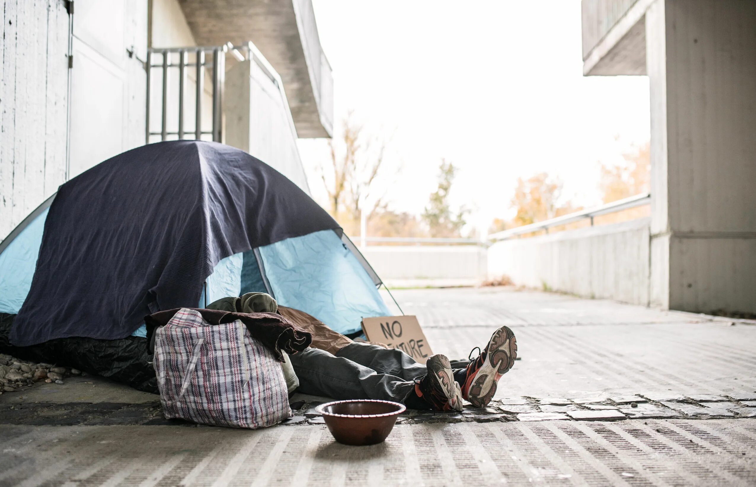 Палатки бездомных. Вещи на улице.