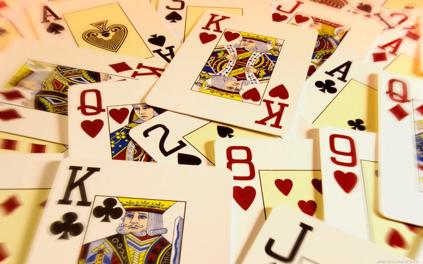 Карты на стол. Игральные карты. Азартная карточная игра. Игральные карты на столе. Колода карт в руке.