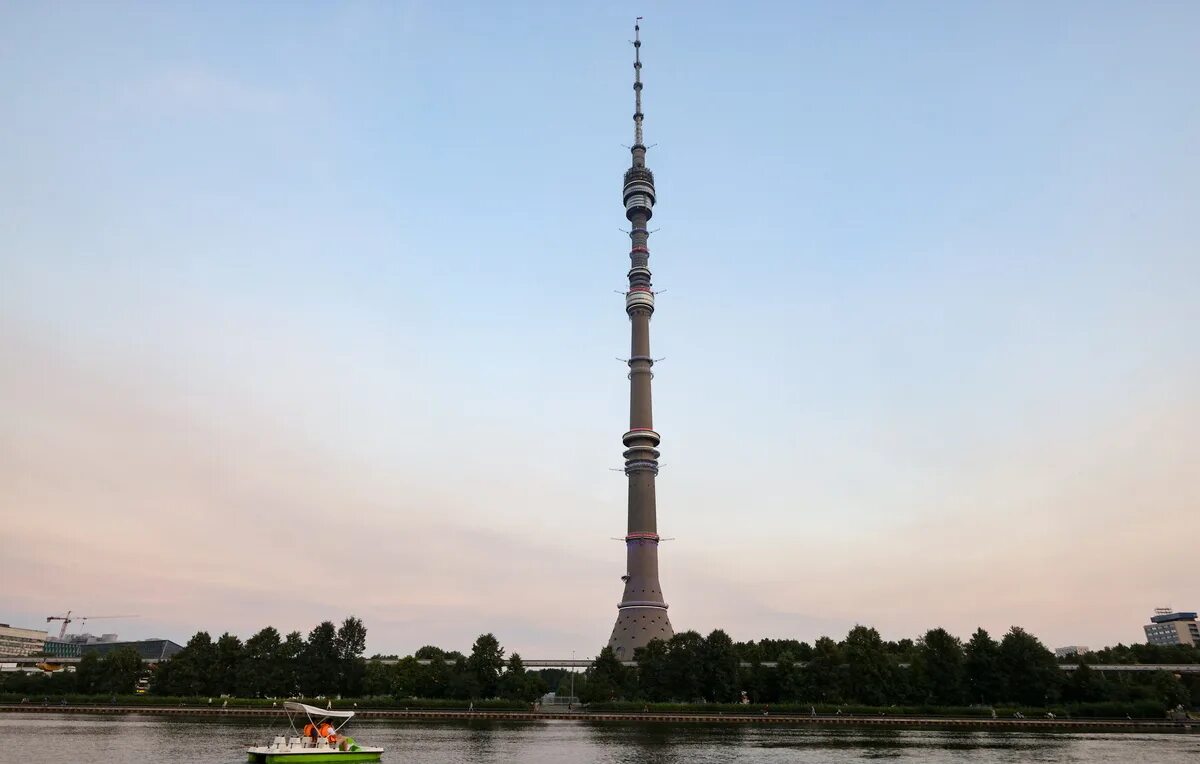 540 метров останкинская башня. Достопримечательности москвы останкинская телебашня. Останкинская башня в москве. Останкинская телебашня 1993 год. Телевизионная вышка.