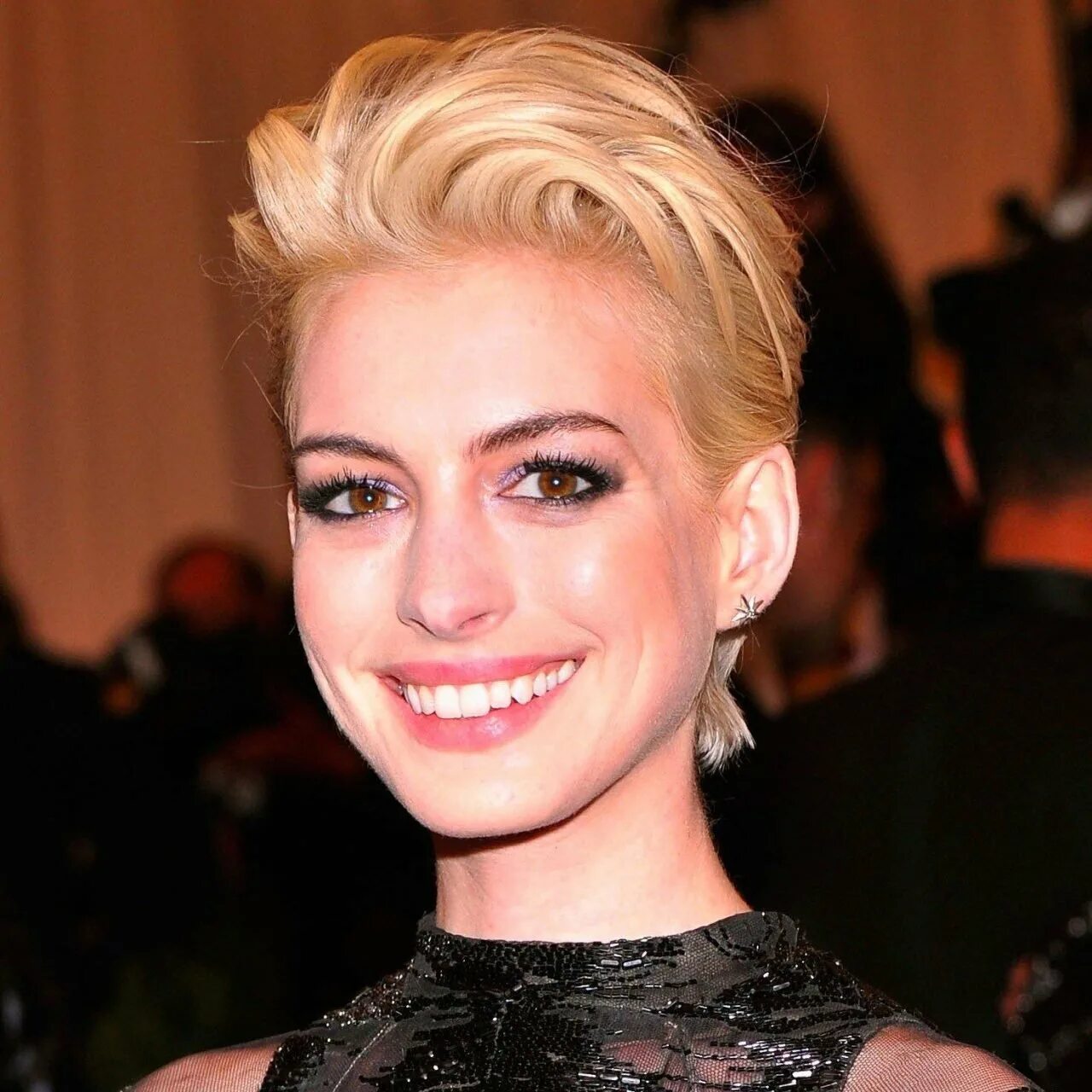 Прически на короткие волосы на вечеринку. Прическа с начесом на короткие волосы. Мазери санрвацк. Прически на короткие волосы на вечеринку. Шарлиз террон.