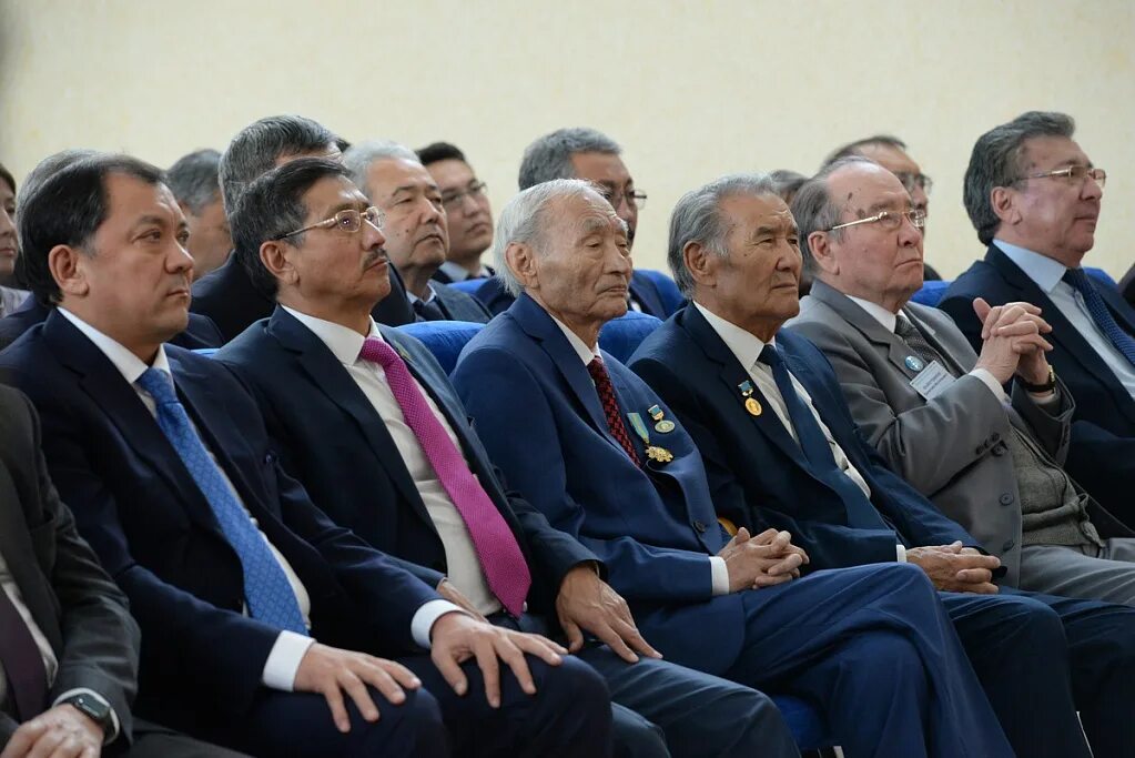 Әбіш кекілбаев шыңырау. Әбіш Кекілбаев презентация на русском. Әбіш Кекілбаев ең бақытты күн на русском языке. Даулет Кекілбаев семья фото.