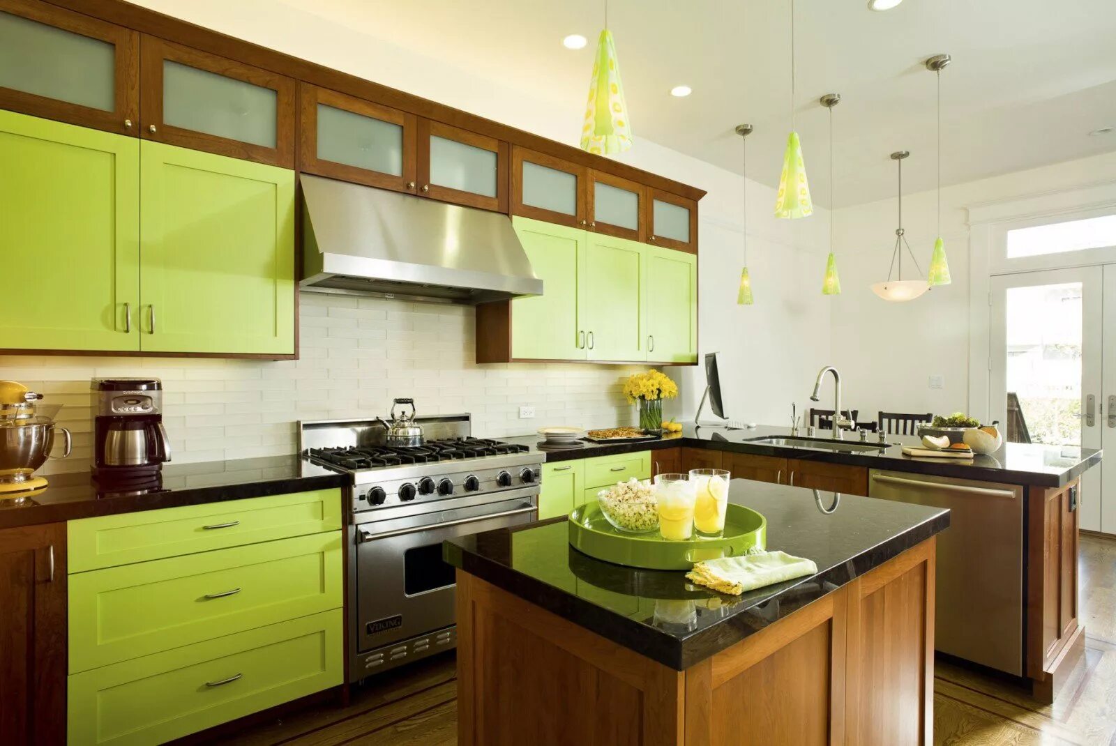 Какие цвета сочетаются на кухне. Кухонный интерьер. Кухня с зелеными стенами. Салатовая кухня в интерьере. Кухня зеленого цвета.