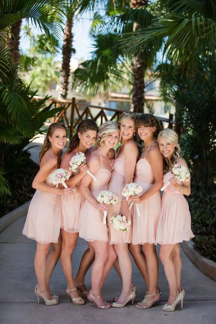 юные и свободные. подружки невесты засветились. подруги без комплекса. кирстен данст холостячки. задранные платья подружек невесты.