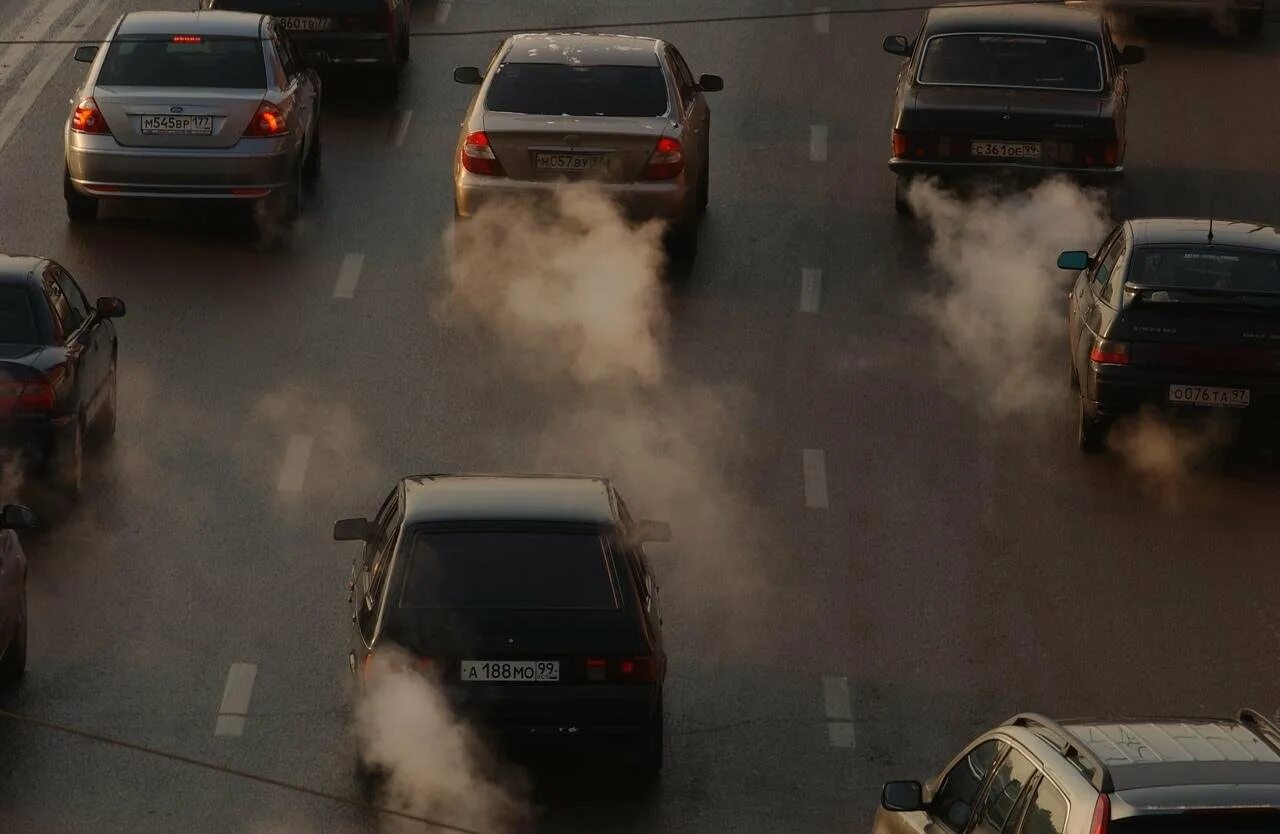 Выхлопные газы автомобилей воздух. Выхлопы автомобилей. Загрязнение воздуха автомобилями. Выхлопные ГАЗЫ автомобилей. Выбросы автомобилей в атмосферу.