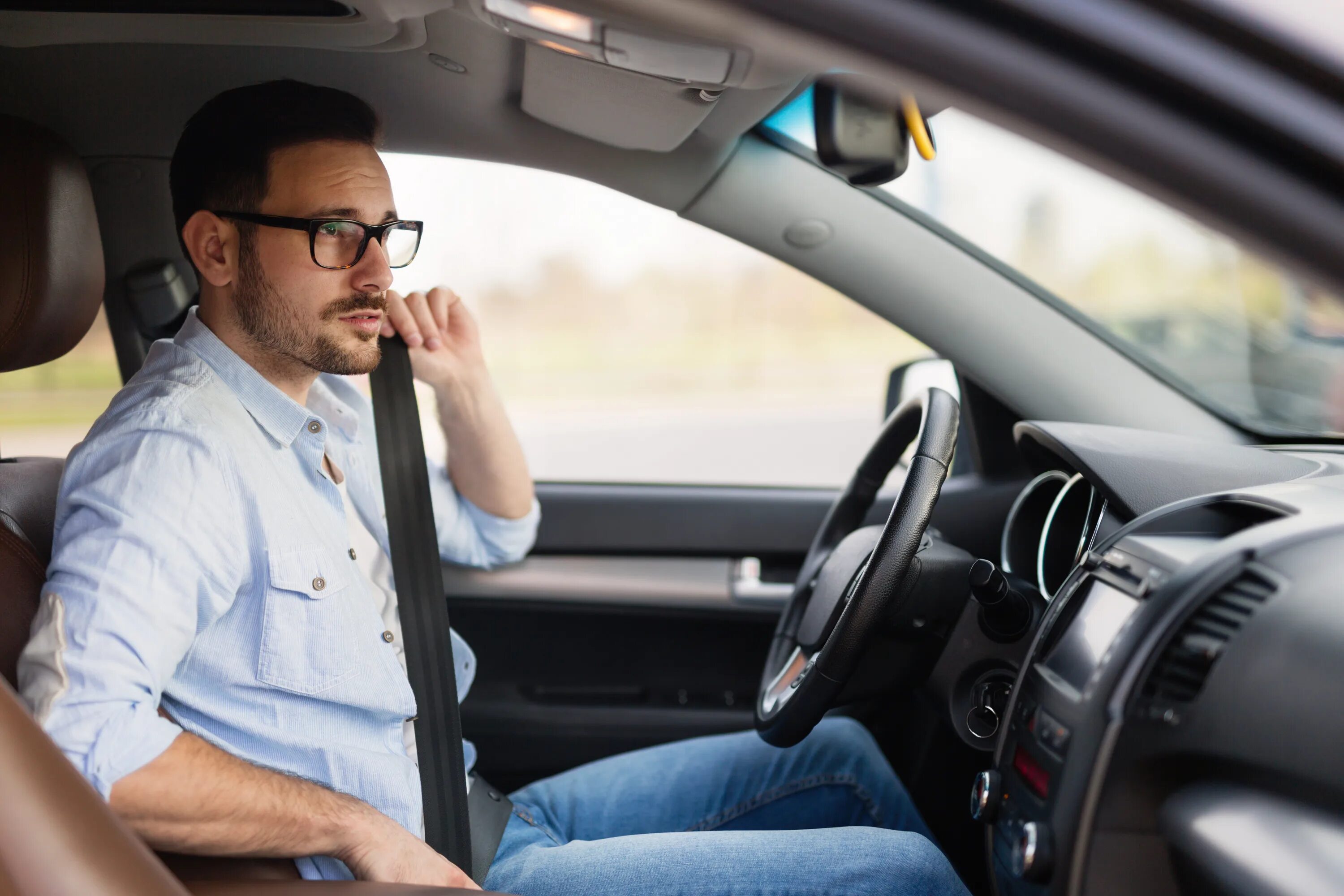 When we drive the car. Парень за рулем. Мужчина за рулем автомобиля. Бизнесмен в машине. Бизнесмен за рулем.