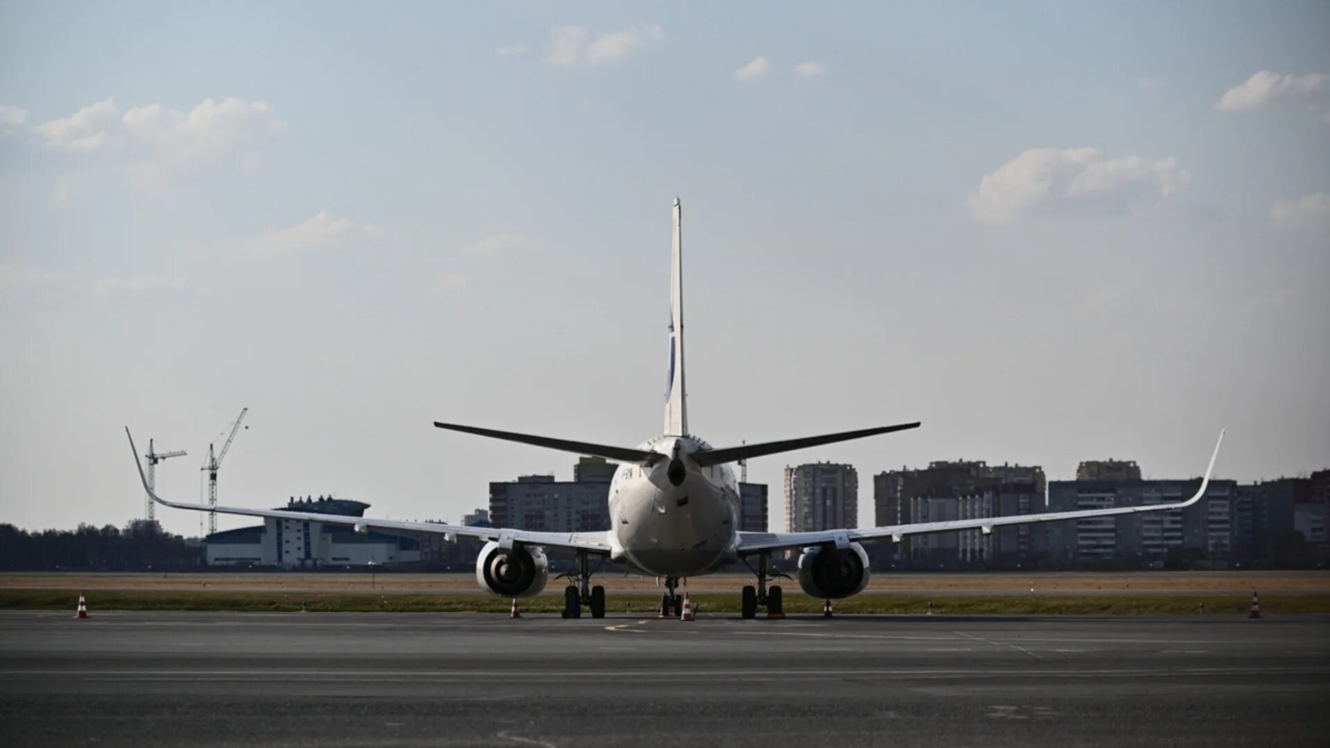 Полет на самолете челябинск. Аэропорт Беслана самолёты Боинг 737. Посадка самолета. Самолет на взлетной полосе. Самолет приземляется.