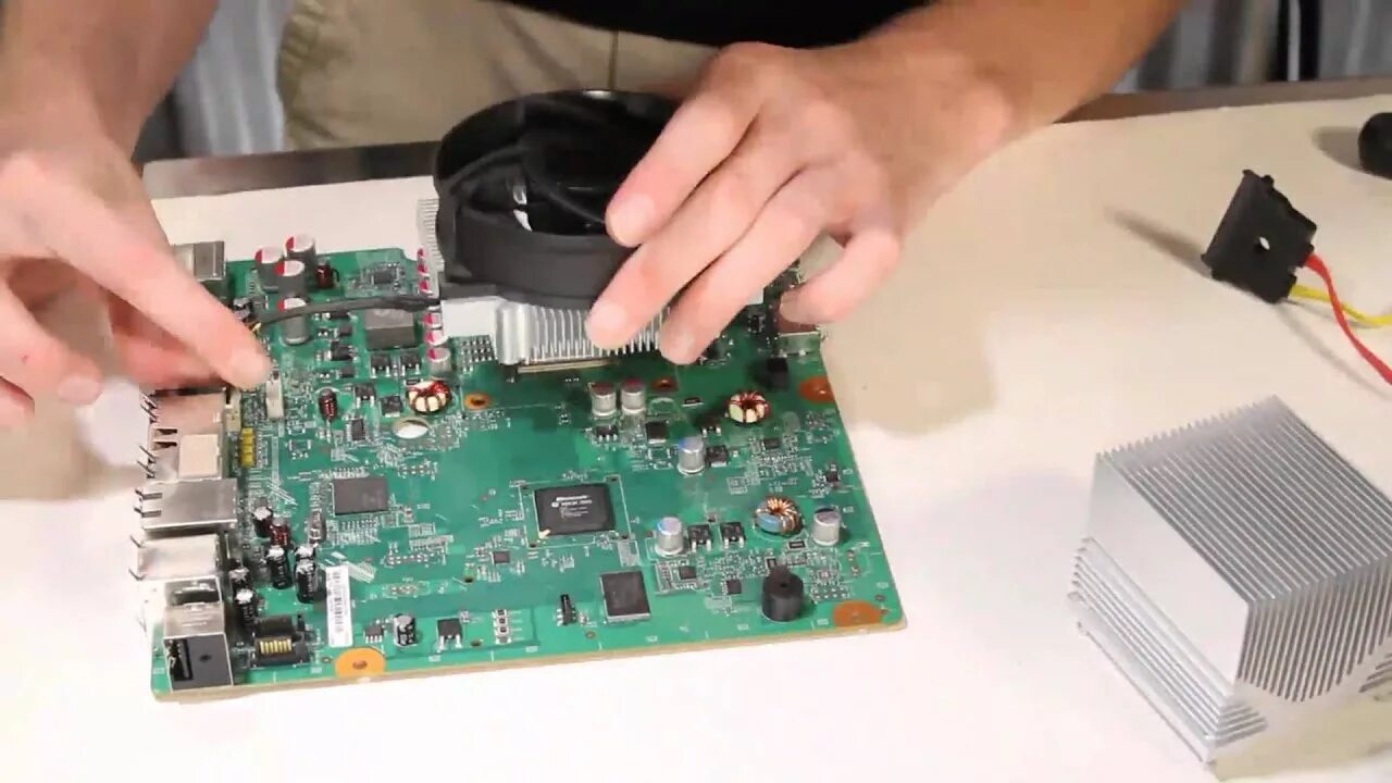 Замена процессора xbox 360 slim undefined. Xbox 360 Slim motherboard. Видеокарта Xbox 360. Xilinx Xbox 360 Slim. Xbox 360 fat motherboard.