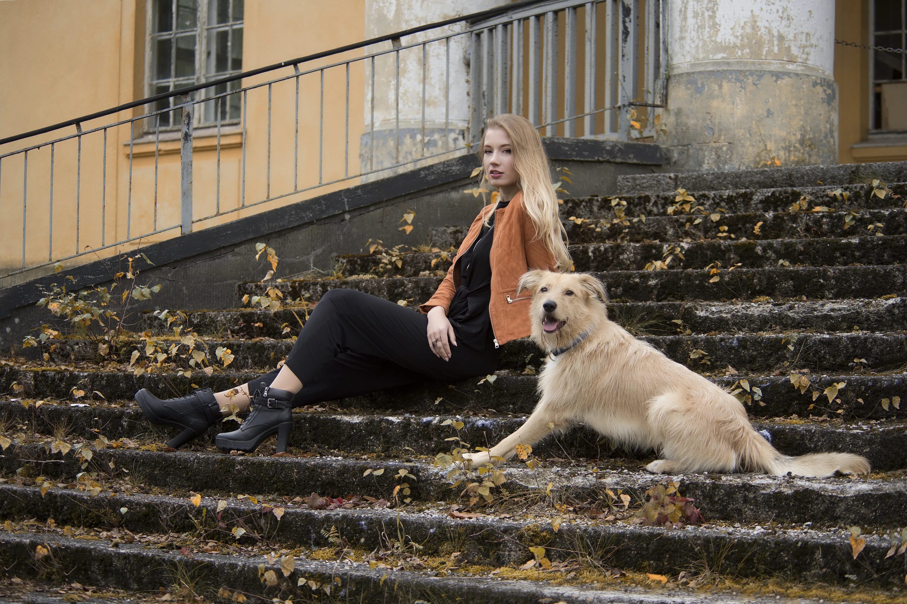 Dog have woman. Девушка с собакой. Девушка с собакой фотосессия. Девушка в городе с собачкой. Девушка с собакой в городе.