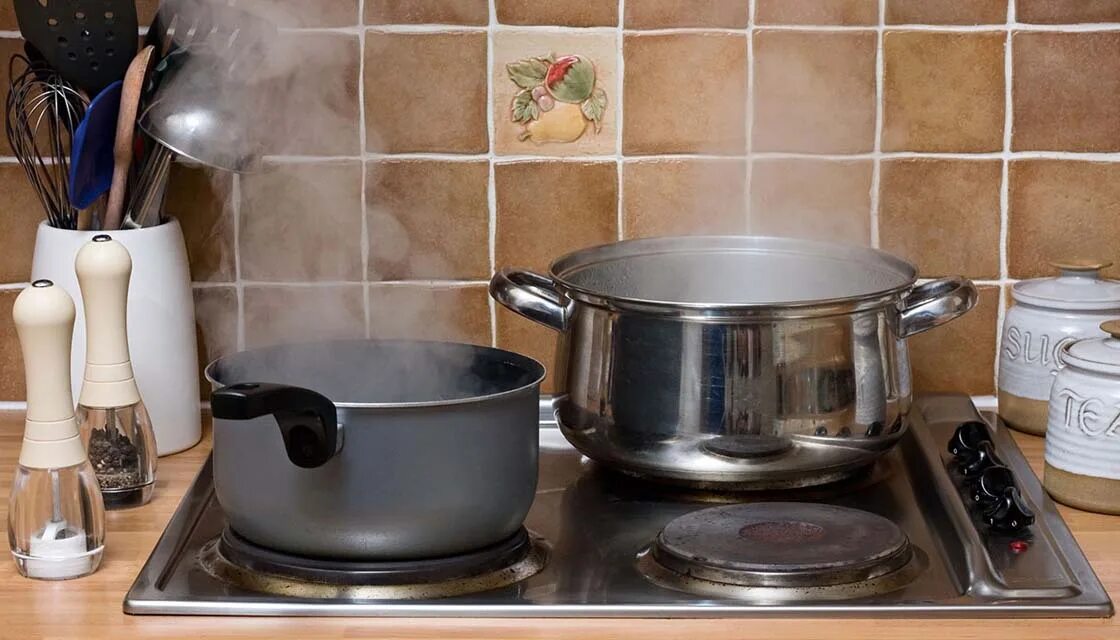 Кастрюля на электроплите. Кастрюля на плите. Кастрюля на электроплите. Мульти-кастрюля emile henry. Большие кастрюли.