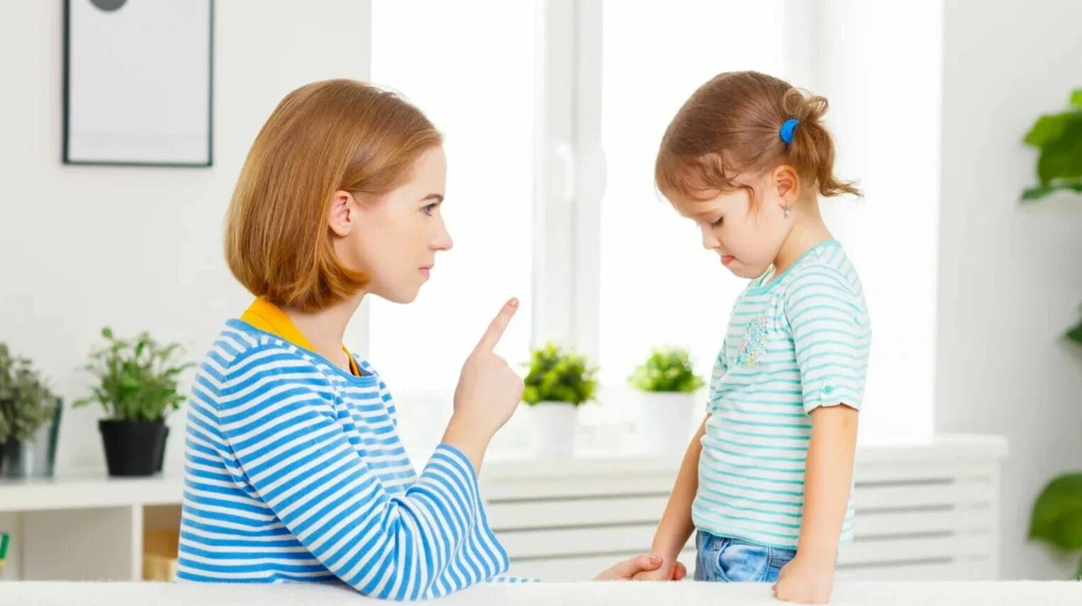 Говорить нравоучения. Родители ругают ребенка. Воспитанный ребенок. Воспитание ребенка. Говорить нравоучения.