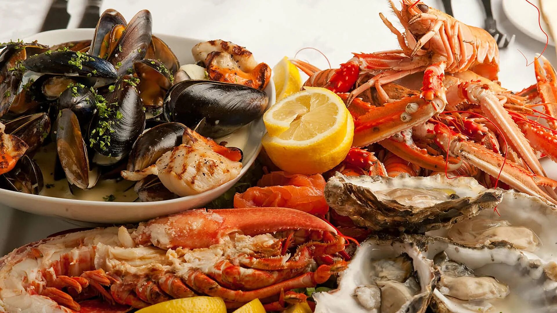 Мидии и гады. Мидии и гады. Креветки лангуст кальмар. Экзотические морепродукты. Мидии копченые в масле.