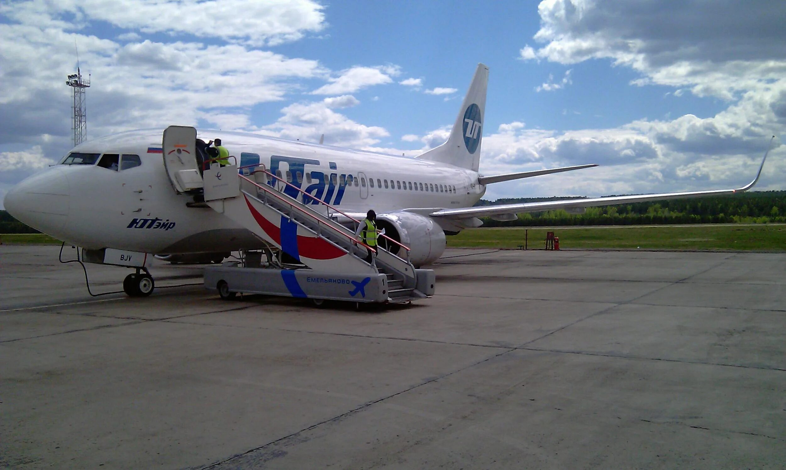 Полет на самолете тюмень. Боинг 737 UTAIR. Самолет ЮТЭЙР Боинг 737. Самолёт Боинг 737 500 ЮТЭЙР. 737-500 UTAIR.