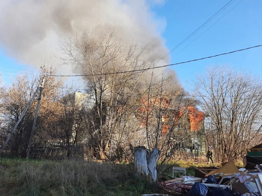 Подожгли бомжа. Пожар в Конаково. Пожар в Конаково сейчас. Сгорел дом в Твери. Пожары в Тверской области за последние.