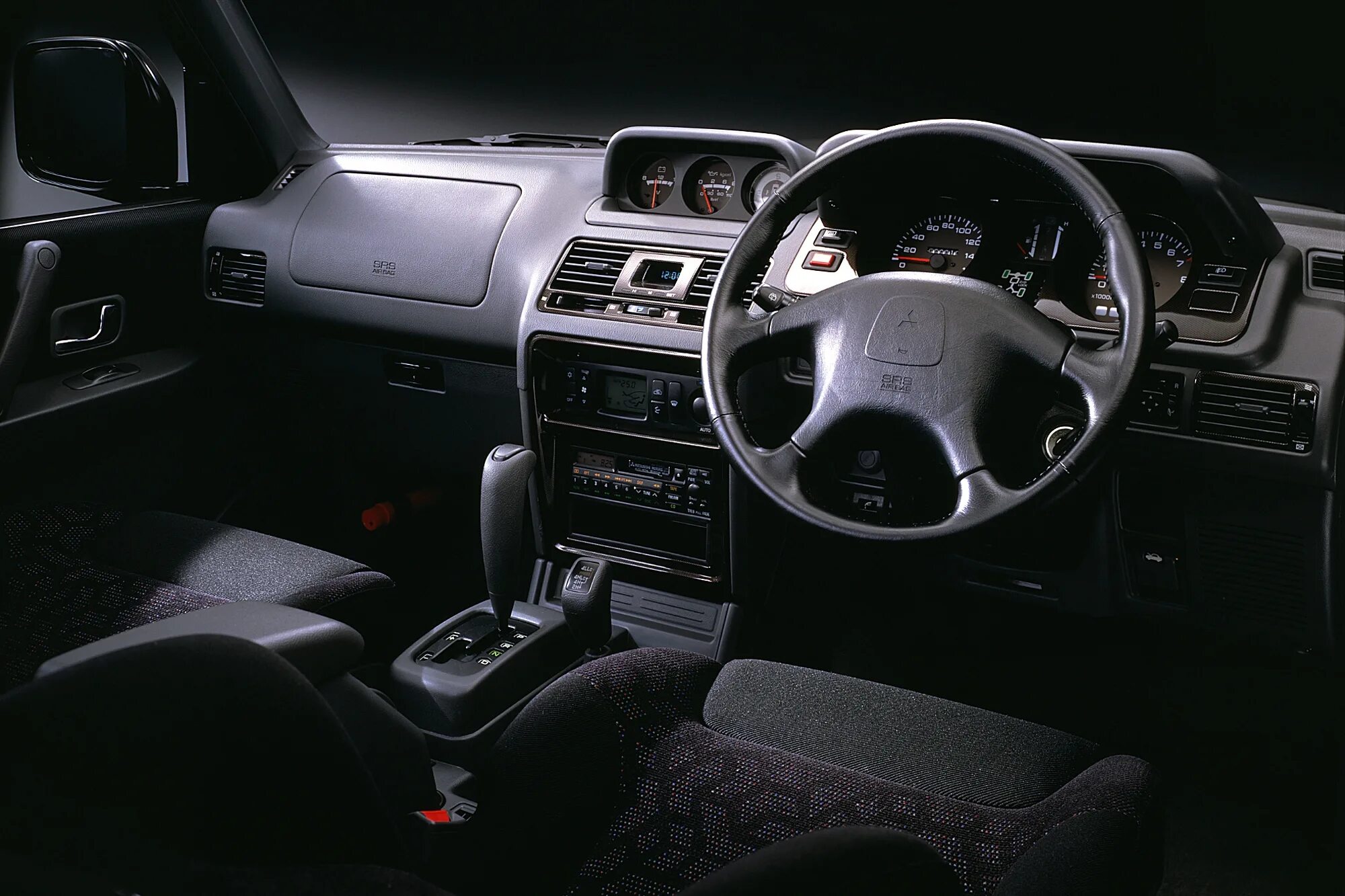 Торпеда паджеро. Mitsubishi Pajero Evolution 1997. Mitsubishi Pajero EVO 1997. Mitsubishi Pajero 2 салон. Mitsubishi Pajero 1999 салон.