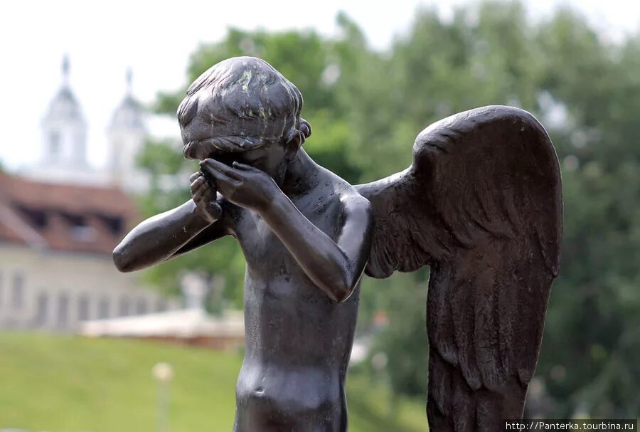Остров слёз минск. Памятник плачущий ангел в минске. Минск плачущий ангел мемориал на острове. Остров мужества и скорби памятники минска. Памятник остров слез в минске.