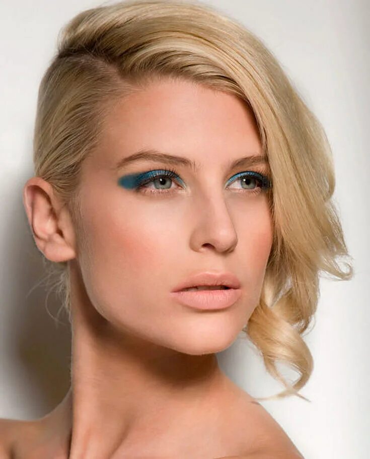 прическа на бок женская. Cassie ventura лысая. скарлетт йоханссон прическа 2018. кара делевинь с волосами набок. причёска на одну сторону женская.