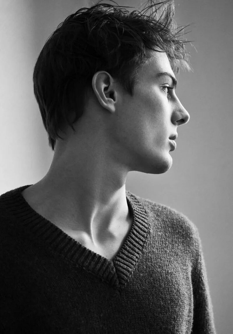 Мужские стрижки. Мужчины боком картинки. Мужчина боком. Парень на белом фоне. Красивый мужской профиль.