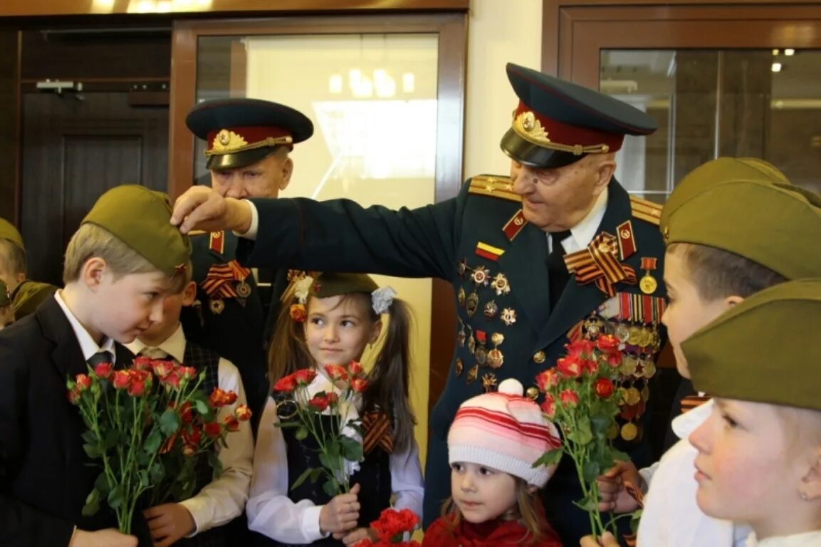 Школьники и ветераны. Встреча школьников с ветеранами Великой Отечественной войны. Дети войны. Дети поздравляют ветеранов.