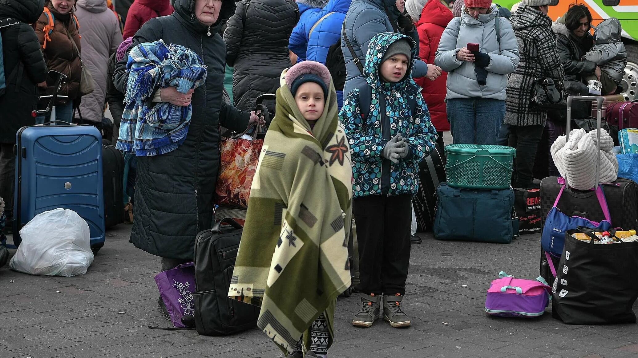 Украинские дети беженцы. Украинские беженцы с детьми в европе.